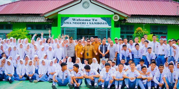 Tingkatkan Prestasi, Wakil Bupati Kukar Serahkan Bantuan Alat Musik Ke SMA Negeri 1 Samboja