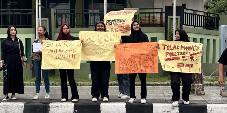 Relawan Mahasiswa Penyelamat Demokrasi di Balikpapan Gelar Aksi Menolak Politik Uang