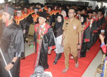 Pjs Bupati Kutim Hadiri Wisuda XII STIENUS