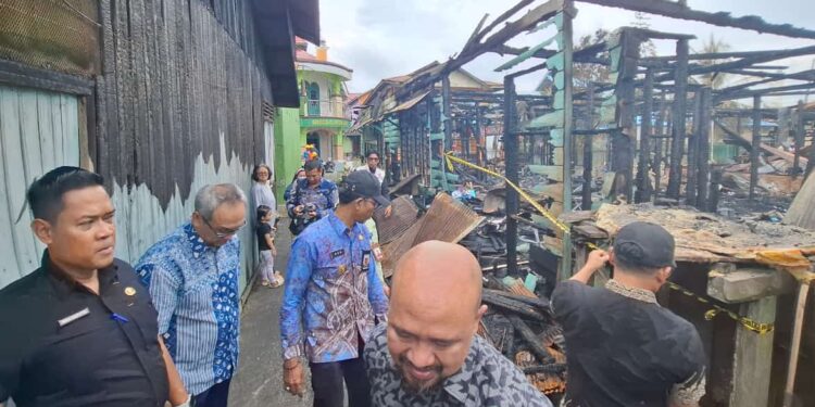 Pjs Bupati Kutim Serahkan Bantuan untuk Korban Kebakaran di Gang Rahmat