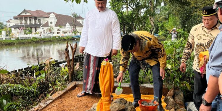 Tradisi Tempong Tawar Resmikan Pembangunan Jembatan Baru di Tenggarong