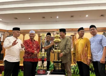 Camat Loa Janan Terima Piala Tetap Setelah Tiga Kali Berturut-Turut Raih Juara Umum MTQ