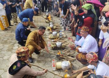 BEM Unikarta Bersama Dispar Kukar Angkat Kembali Budaya Lewat Festival Nasi Bekepor