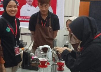 Peserta Klinik Wirausaha Pemuda Mandiri mengikuti pelatihan digital marketing di Tenggarong