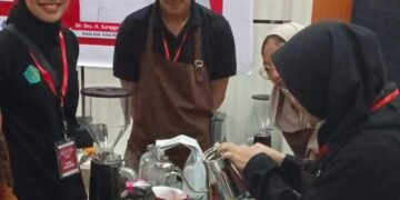 Peserta Klinik Wirausaha Pemuda Mandiri mengikuti pelatihan digital marketing di Tenggarong
