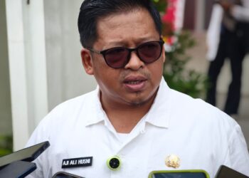 Kepala Dispora Kukar, Aji Ali Husni, bersama pengurus DMI Kukar saat membahas penguatan peran masjid sebagai pusat pemberdayaan pemuda