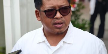 Kepala Dispora Kukar, Aji Ali Husni, bersama pengurus DMI Kukar saat membahas penguatan peran masjid sebagai pusat pemberdayaan pemuda