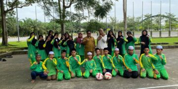 Para santri MTs Al Abqory antusias mengikuti kegiatan olahraga di halaman pesantren