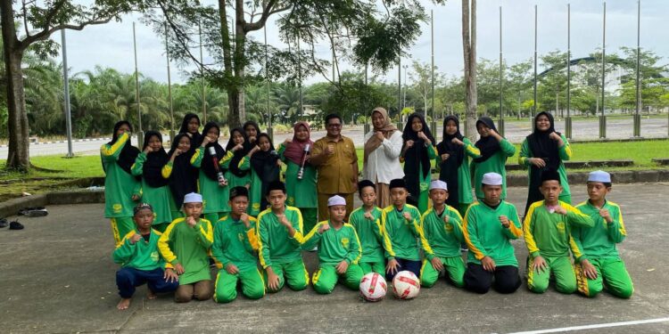 Para santri MTs Al Abqory antusias mengikuti kegiatan olahraga di halaman pesantren