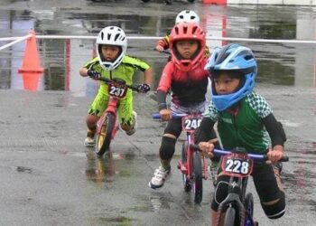 Anak-anak antusias mengikuti latihan pushbike yang digelar Dispora Kukar di area Stadion Aji Imbut
