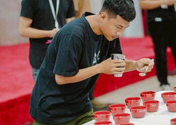 Peserta muda belajar teknik seduh kopi manual brew dalam rangkaian Kartanegara Coffee Event (KCE) di Tenggarong