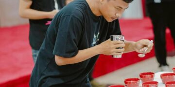 Peserta muda belajar teknik seduh kopi manual brew dalam rangkaian Kartanegara Coffee Event (KCE) di Tenggarong