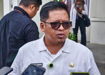 Kepala Dispora Kukar meninjau lapangan desa penerima program pembangunan