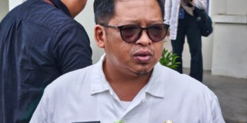 Kepala Dispora Kukar meninjau lapangan desa penerima program pembangunan