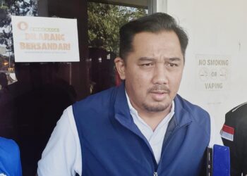Dery Wardhana memberi arahan pada peserta pelatihan wirausaha disabilitas.