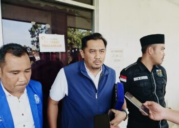 Peserta sosialisasi berfoto bersama usai kegiatan di Tenggarong