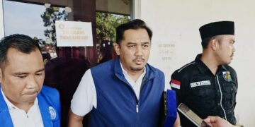 Peserta sosialisasi berfoto bersama usai kegiatan di Tenggarong
