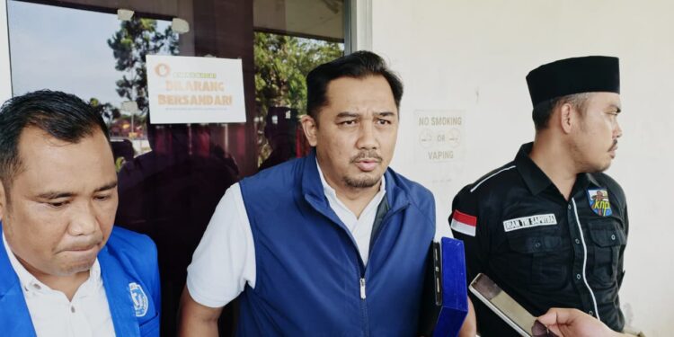 Peserta sosialisasi berfoto bersama usai kegiatan di Tenggarong