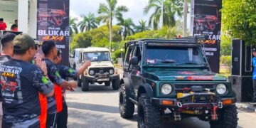 Off-roader melintasi medan ekstrem sambil membawa semangat kebersamaan dan kepedulian sosial