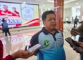 Kepala Dispora Kukar, Aji Ali Husni, memberikan semangat kepada atlet muda sebelum bertanding