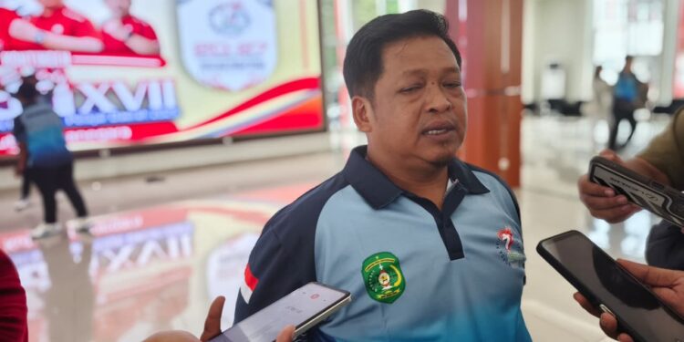 Kepala Dispora Kukar, Aji Ali Husni, memberikan semangat kepada atlet muda sebelum bertanding