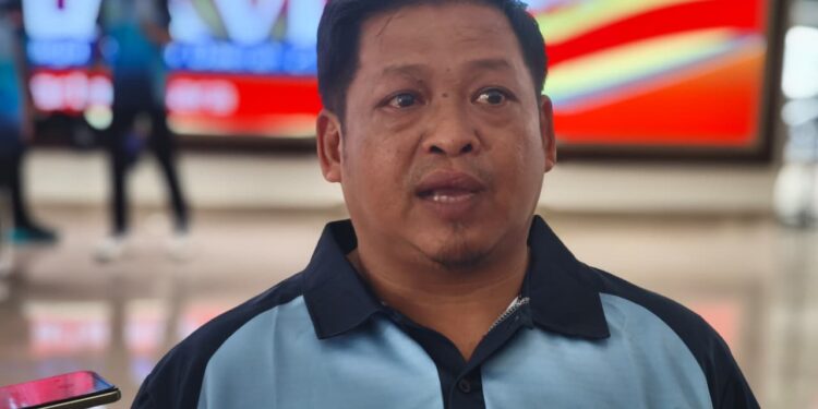 Kepala Dispora Kukar, Aji Ali Husni, meninjau rencana revitalisasi Lapangan Pemuda