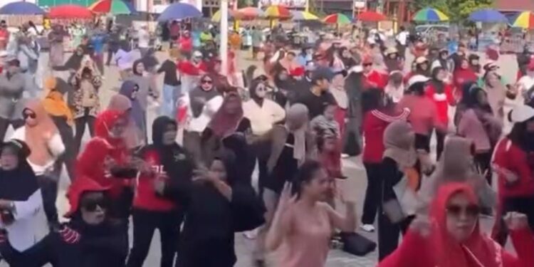 Peserta antusias mengikuti senam sehat bersama pada rangkaian olahraga massal