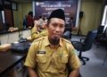 Plt. Camat Kembang Janggut, Suhartono, saat meninjau fasilitas olahraga desa