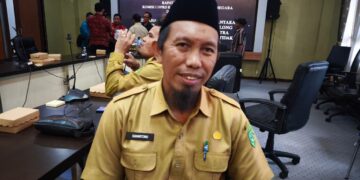 Plt. Camat Kembang Janggut, Suhartono, saat meninjau fasilitas olahraga desa