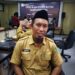 Plt. Camat Kembang Janggut, Suhartono, saat meninjau fasilitas olahraga desa