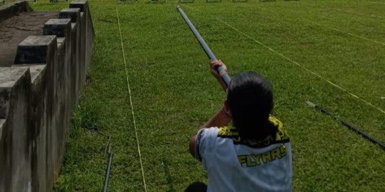 Atlet muda Kota Bangun Darat berlatih olahraga enggrang di lapangan kecamatan