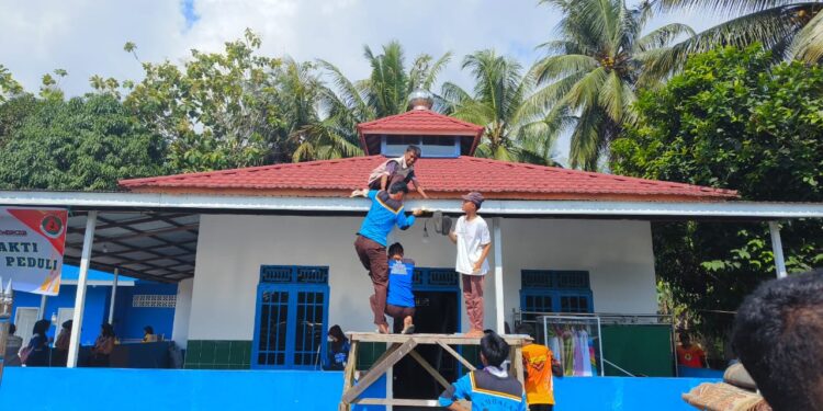 Proses pengecatan ulang dinding langgar oleh Pramuka untuk menghadirkan suasana ibadah yang lebih nyaman