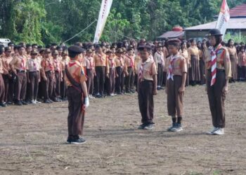 Contoh dokumentasi kegiatan Pramuka yang tersusun rapi sebagai bukti penilaian