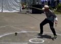 Warga memamerkan keterampilan bermain gangsing dalam event olahraga masyarakat