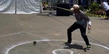 Warga memamerkan keterampilan bermain gangsing dalam event olahraga masyarakat