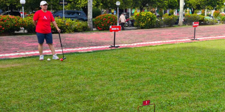 Atlet muda berlatih Gateball di area latihan dekat Kantor Bupati Kukar