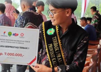 Muhammad Fikri menerima penghargaan Pramuka Terbaik Kaltim