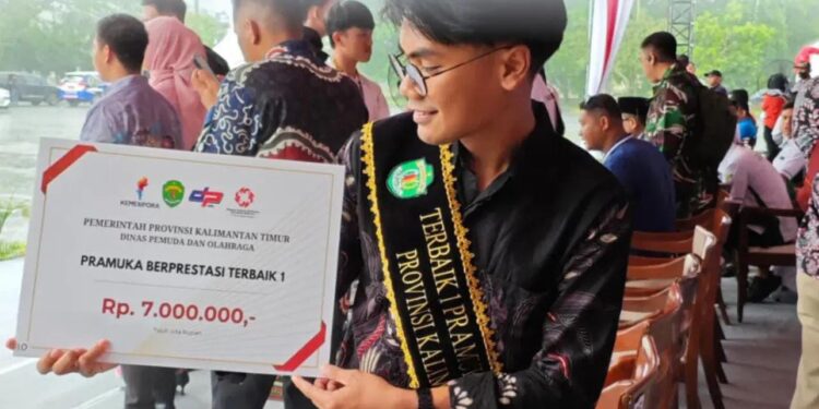 Muhammad Fikri menerima penghargaan Pramuka Terbaik Kaltim