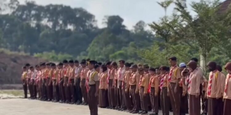 Pembina dan peserta Pramuka Muara Jawa mengikuti kegiatan rutin di lapangan