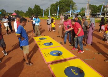 Masyarakat mengikuti lomba permainan tradisional yang digelar di salah satu kecamatan