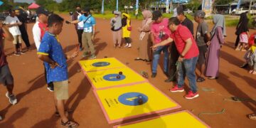 Masyarakat mengikuti lomba permainan tradisional yang digelar di salah satu kecamatan