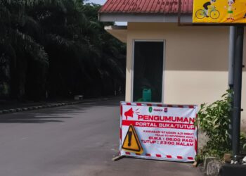 Tampak pintu masuk Stadion Aji Imbut dengan penerapan akses terbatas