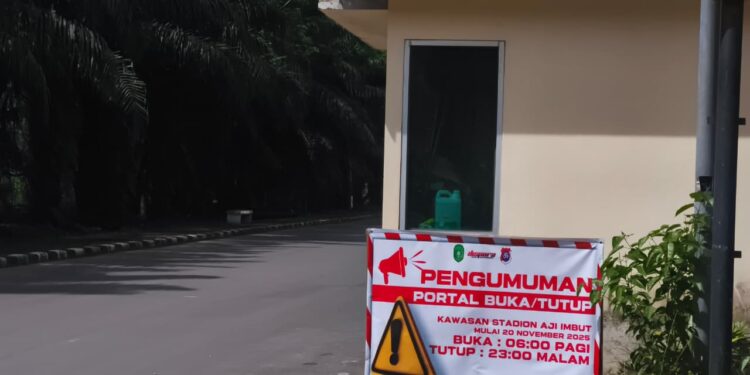 Tampak pintu masuk Stadion Aji Imbut dengan penerapan akses terbatas