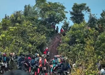 Rider melintasi trek pasir silika khas Kembang Janggut