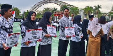 Para guru pemenang lomba pickleball berpose usai menerima penghargaan