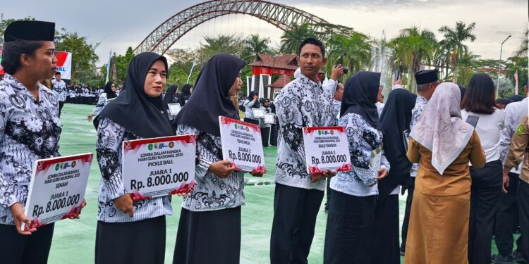 Para guru pemenang lomba pickleball berpose usai menerima penghargaan