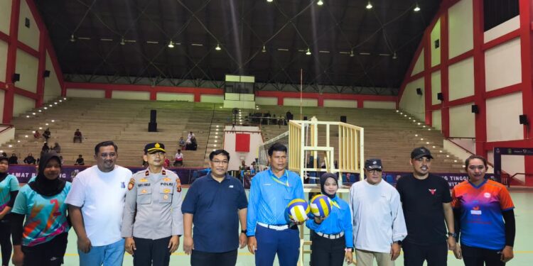 Peserta Kejuaraan Voli KNPI Kukar 2025 saat berlaga di babak penyisihan