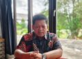 Aji Ali Husni meninjau laporan pengelolaan kebun sawit tahun ketiga.