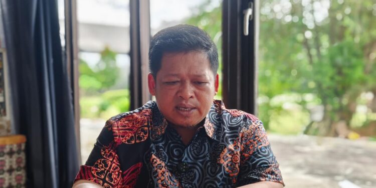Aji Ali Husni meninjau laporan pengelolaan kebun sawit tahun ketiga.