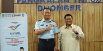 "Tingkatkan SDM daerah, Dispora Kukar yang dipimpin Aji Ali Husni (kanan) optimalkan fasilitas dan pelatihan bagi pemuda calon anggota TNI. Dispora menargetkan lonjakan kelulusan peserta seleksi tahun ini melalui pembinaan intensif."